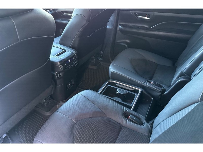 Toyota Grand Highlander Hybrid Vehicle Full-screen Gallery Image 13