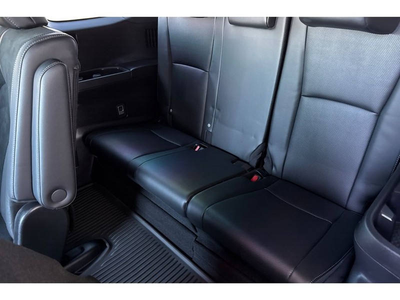 Toyota Grand Highlander Hybrid Vehicle Full-screen Gallery Image 17