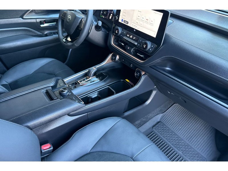 Toyota Grand Highlander Hybrid Vehicle Full-screen Gallery Image 19