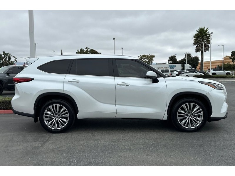 Toyota Highlander Vehicle Full-screen Gallery Image 03