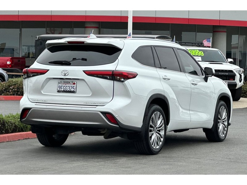 Toyota Highlander Vehicle Full-screen Gallery Image 04