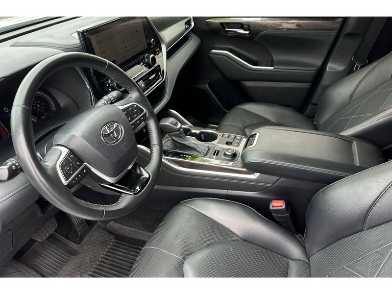 Toyota Highlander Vehicle Full-screen Gallery Image 10