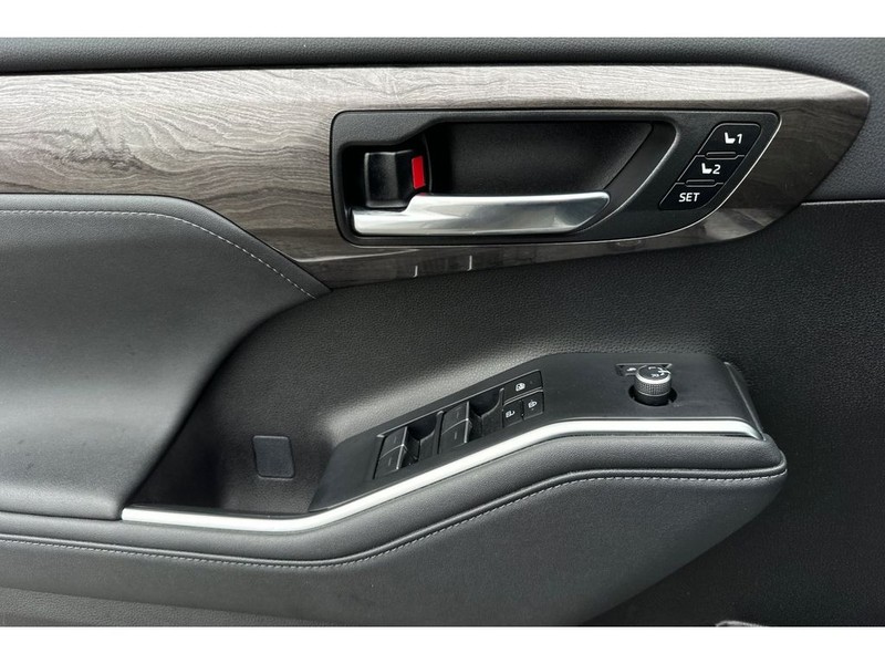 Toyota Highlander Vehicle Full-screen Gallery Image 11