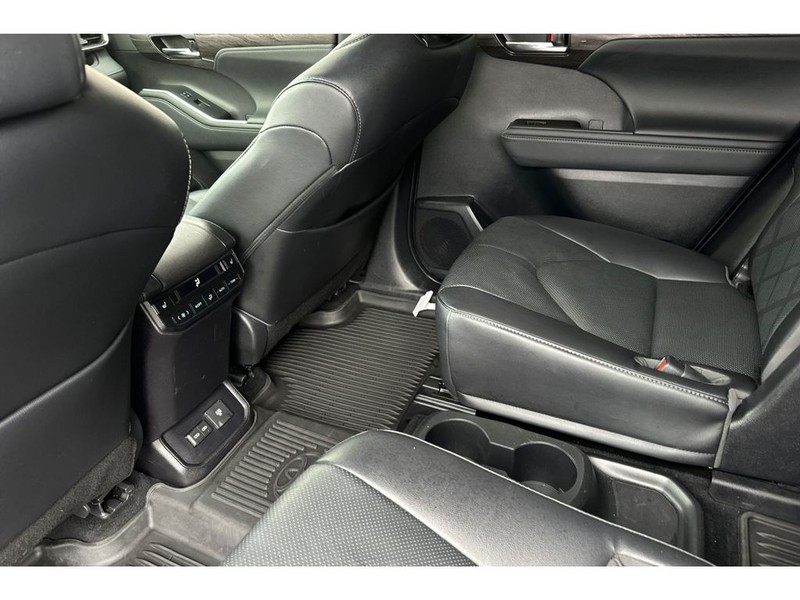 Toyota Highlander Vehicle Full-screen Gallery Image 13