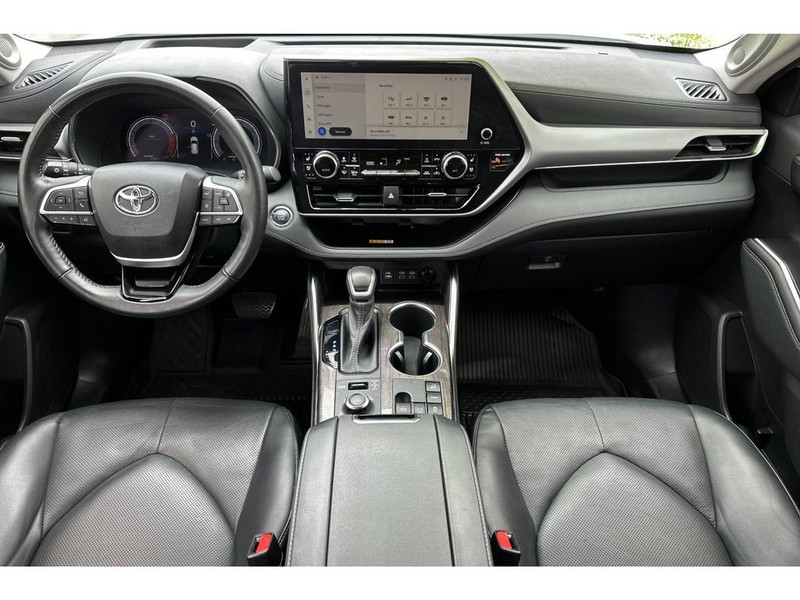 Toyota Highlander Vehicle Full-screen Gallery Image 15