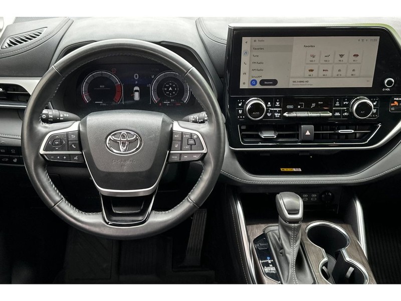 Toyota Highlander Vehicle Full-screen Gallery Image 16