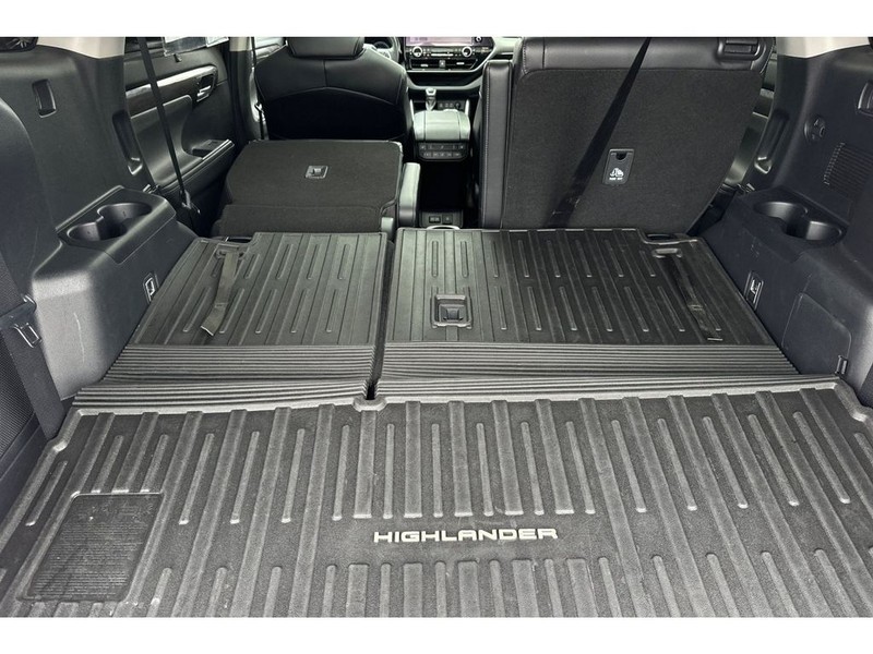 Toyota Highlander Vehicle Full-screen Gallery Image 18