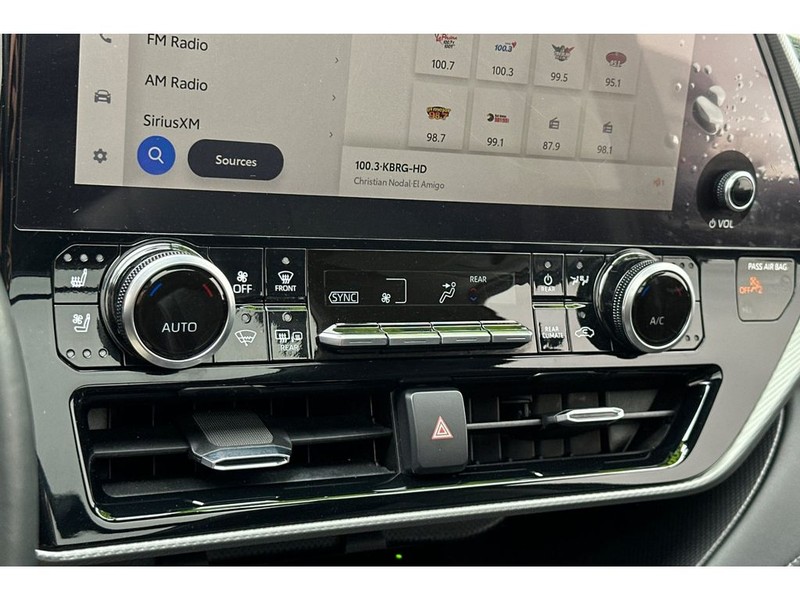 Toyota Highlander Vehicle Full-screen Gallery Image 25