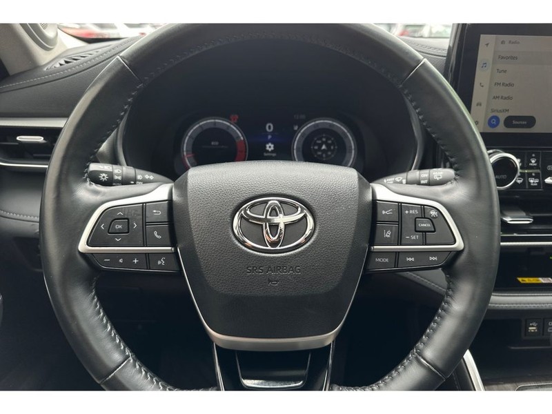 Toyota Highlander Vehicle Full-screen Gallery Image 28