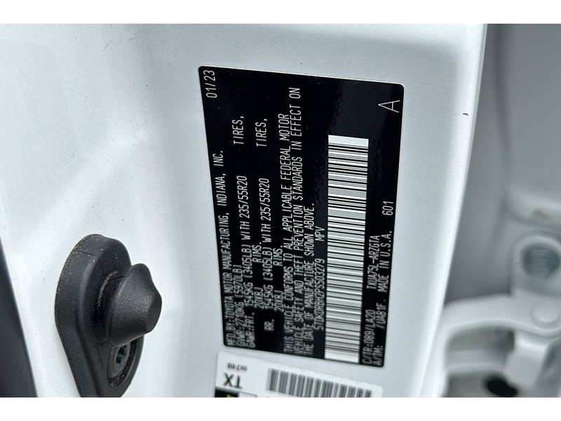 Toyota Highlander Vehicle Full-screen Gallery Image 36