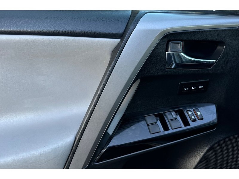 Toyota RAV4 Vehicle Full-screen Gallery Image 11