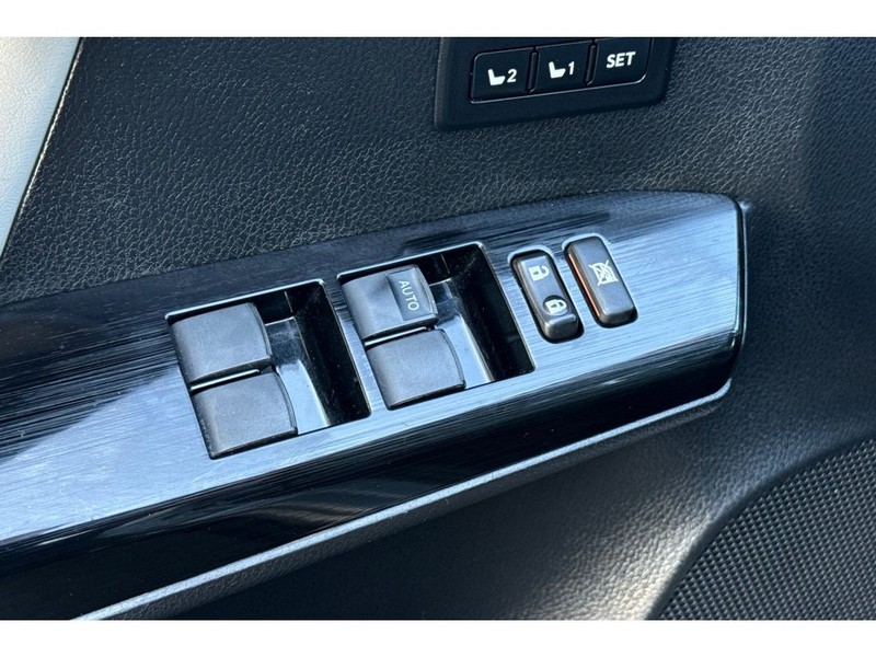 Toyota RAV4 Vehicle Full-screen Gallery Image 12