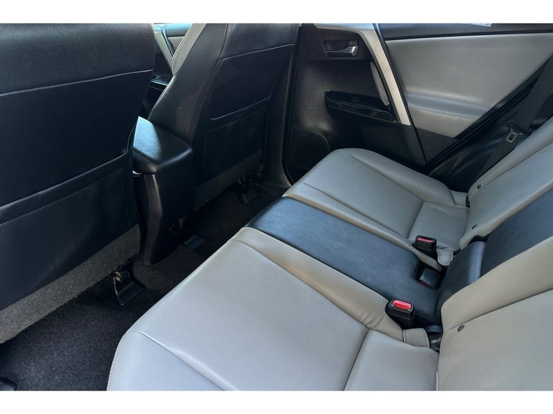 Toyota RAV4 Vehicle Full-screen Gallery Image 13