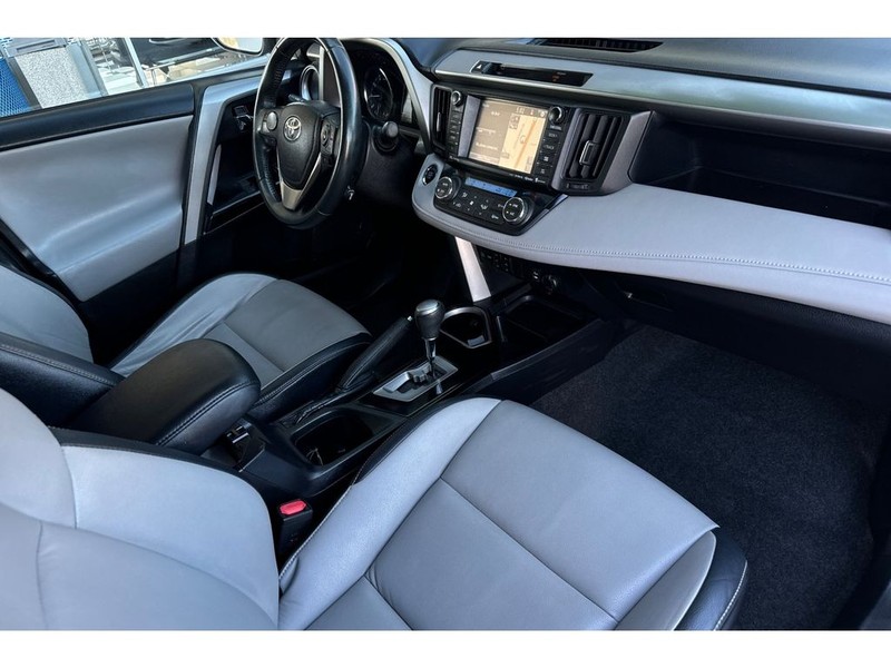 Toyota RAV4 Vehicle Full-screen Gallery Image 17
