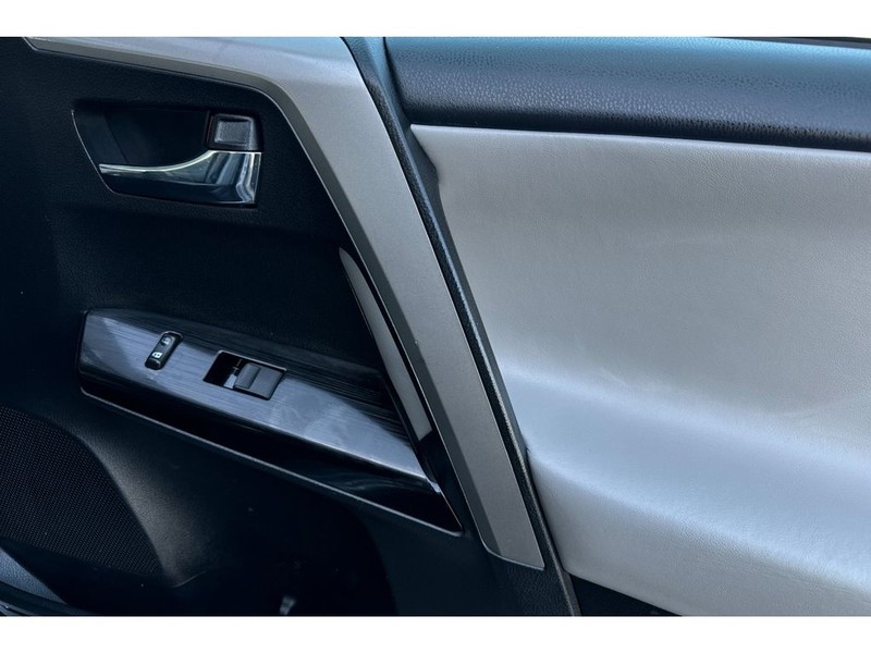 Toyota RAV4 Vehicle Full-screen Gallery Image 18