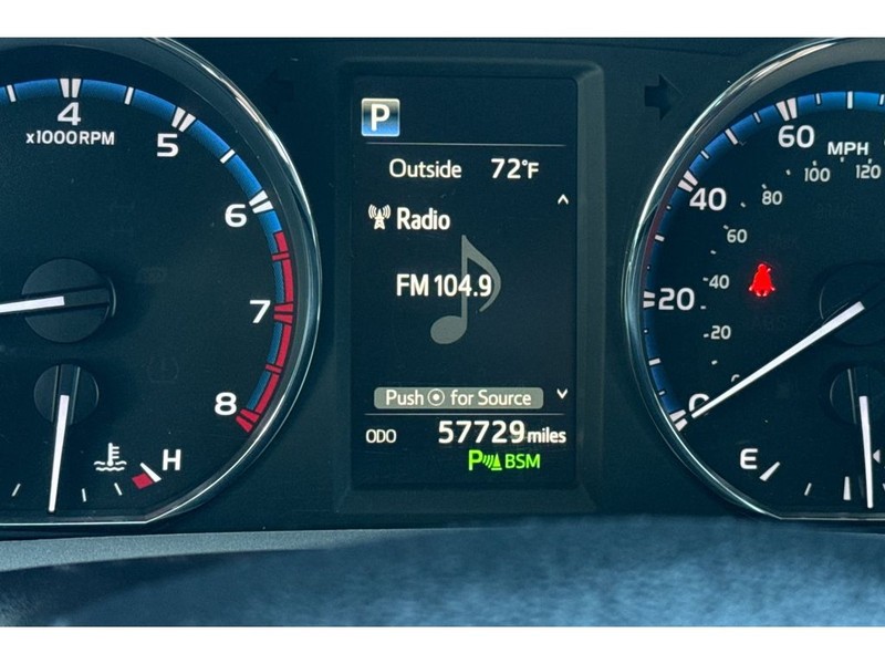 Toyota RAV4 Vehicle Full-screen Gallery Image 27