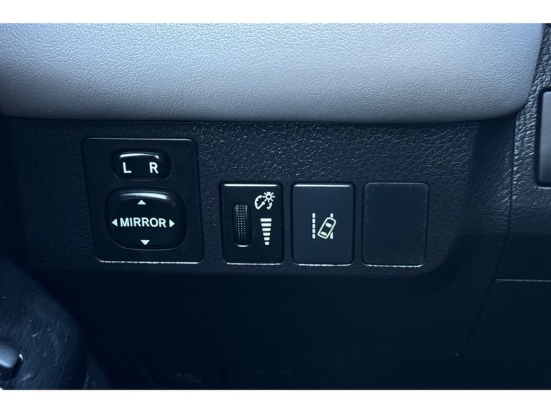 Toyota RAV4 Vehicle Full-screen Gallery Image 28
