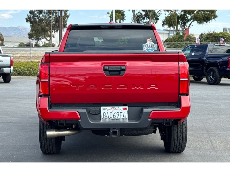 Toyota Tacoma Vehicle Full-screen Gallery Image 05