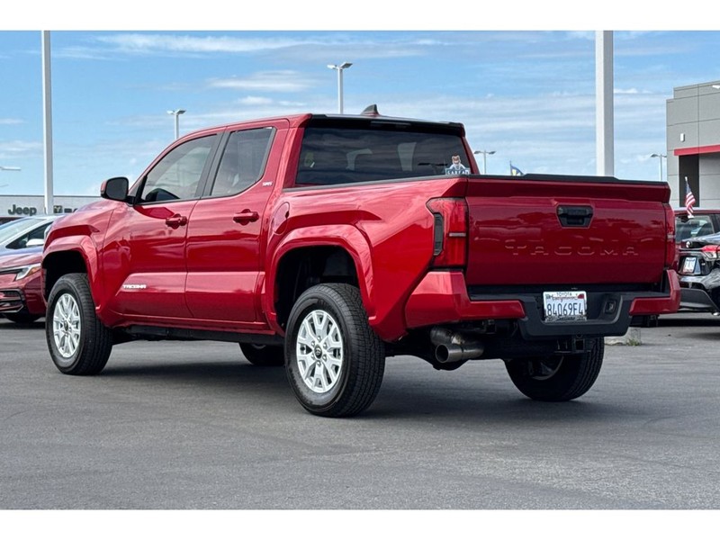 Toyota Tacoma Vehicle Full-screen Gallery Image 06