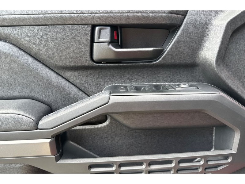 Toyota Tacoma Vehicle Full-screen Gallery Image 11