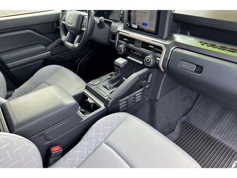Toyota Tacoma Vehicle Full-screen Gallery Image 16