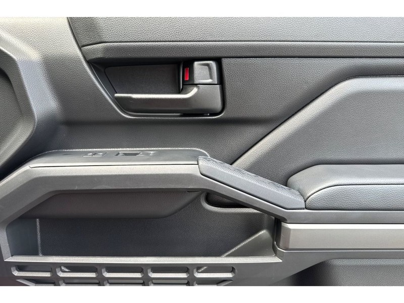 Toyota Tacoma Vehicle Full-screen Gallery Image 18