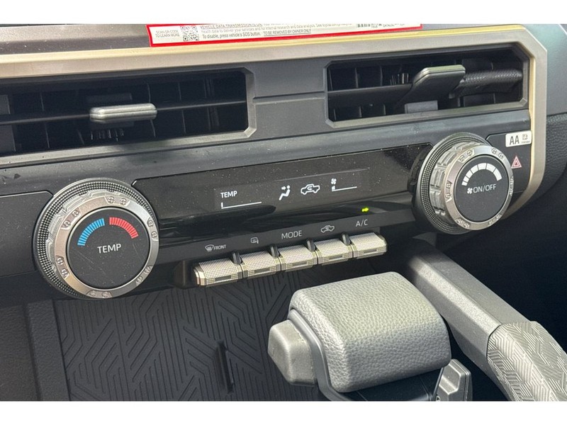 Toyota Tacoma Vehicle Full-screen Gallery Image 21