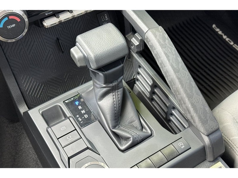 Toyota Tacoma Vehicle Full-screen Gallery Image 22