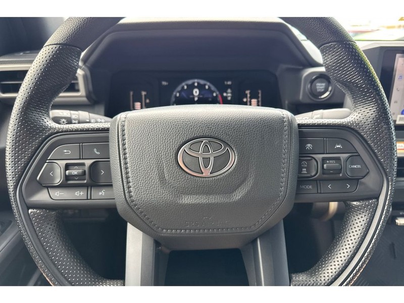 Toyota Tacoma Vehicle Full-screen Gallery Image 24