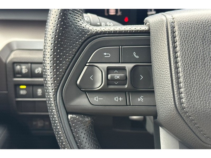 Toyota Tacoma Vehicle Full-screen Gallery Image 25