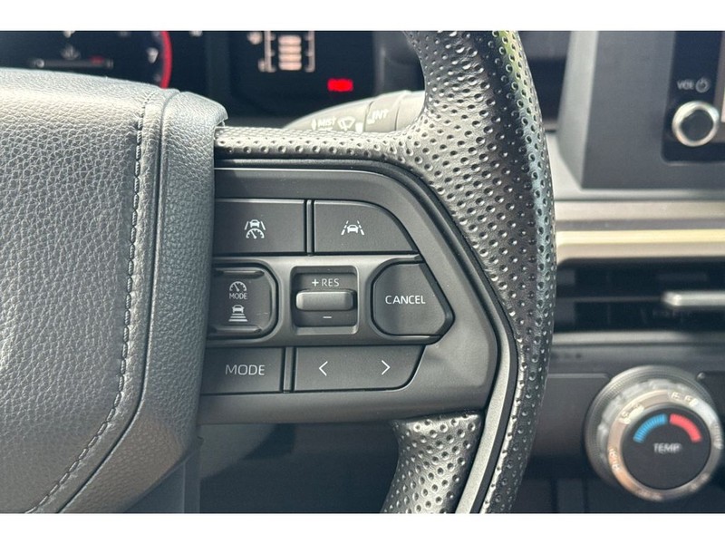 Toyota Tacoma Vehicle Full-screen Gallery Image 26