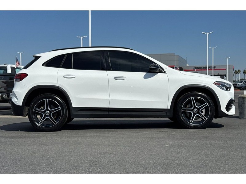 Mercedes-Benz GLA Vehicle Full-screen Gallery Image 03
