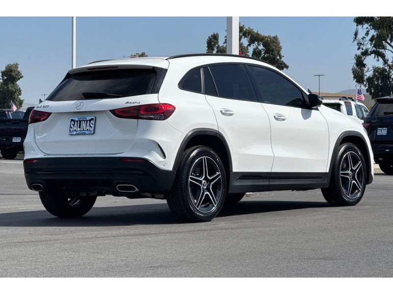 Mercedes-Benz GLA Vehicle Full-screen Gallery Image 04