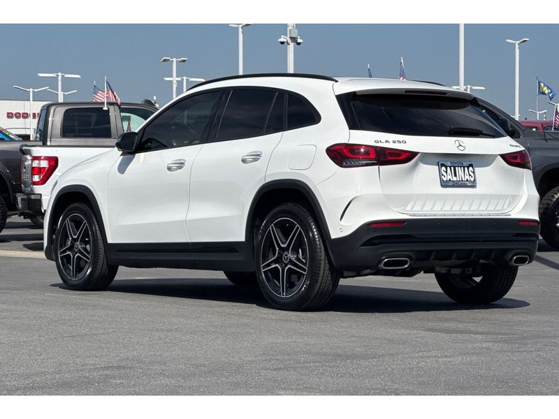 Mercedes-Benz GLA Vehicle Full-screen Gallery Image 06