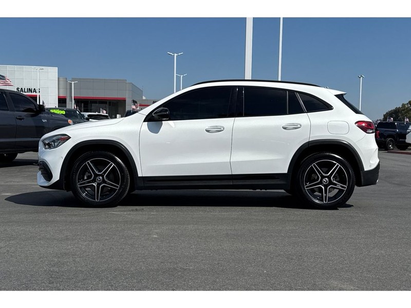 Mercedes-Benz GLA Vehicle Full-screen Gallery Image 07
