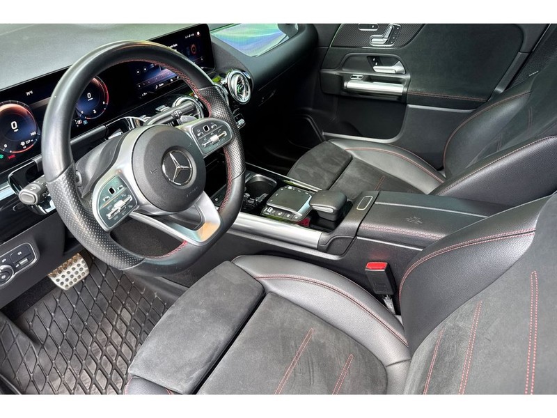 Mercedes-Benz GLA Vehicle Full-screen Gallery Image 10