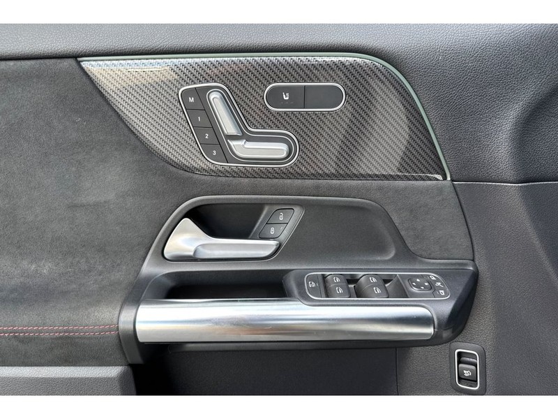 Mercedes-Benz GLA Vehicle Full-screen Gallery Image 11
