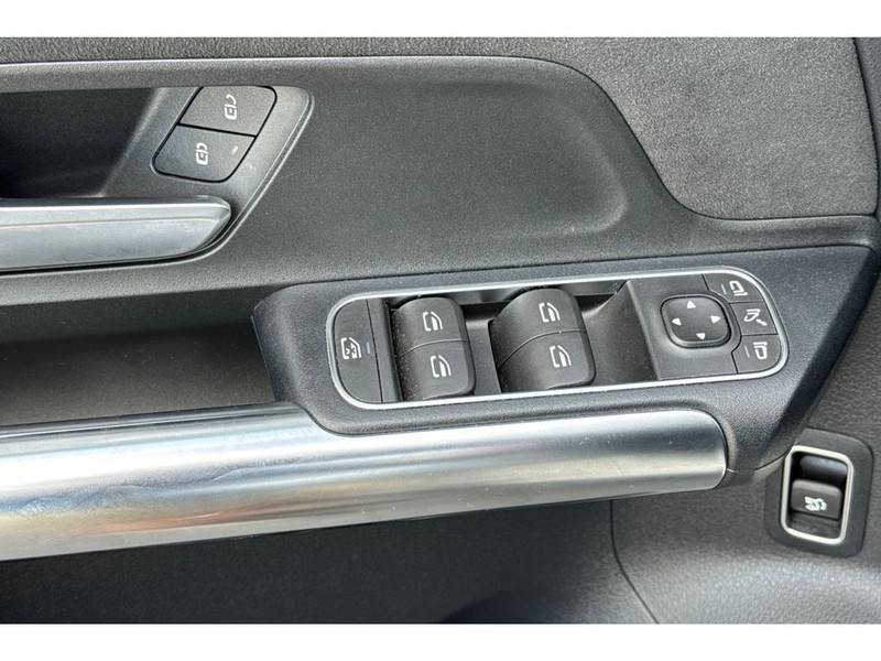 Mercedes-Benz GLA Vehicle Full-screen Gallery Image 12