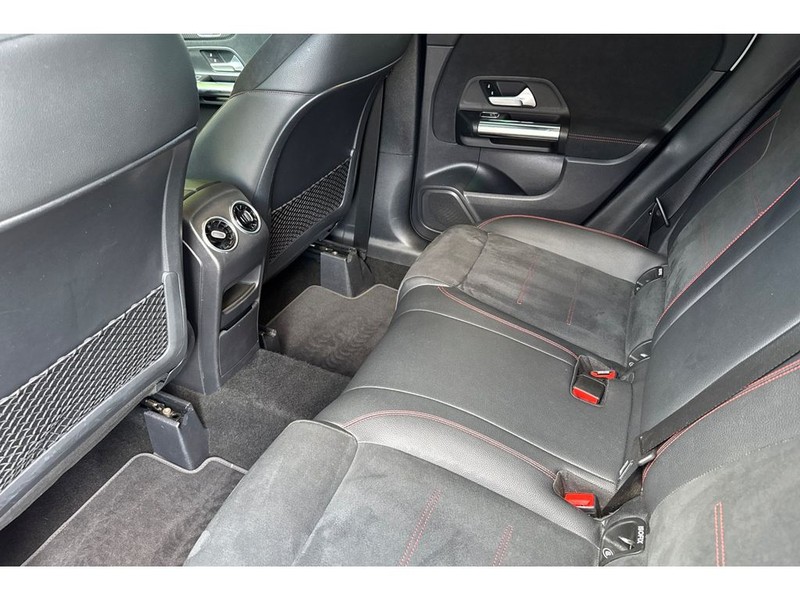 Mercedes-Benz GLA Vehicle Full-screen Gallery Image 13