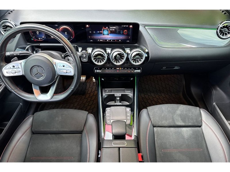 Mercedes-Benz GLA Vehicle Full-screen Gallery Image 15