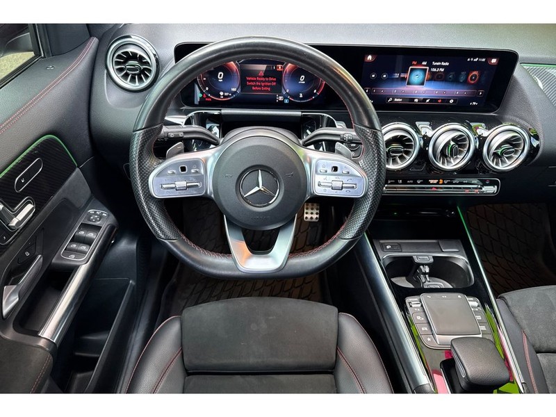 Mercedes-Benz GLA Vehicle Full-screen Gallery Image 16
