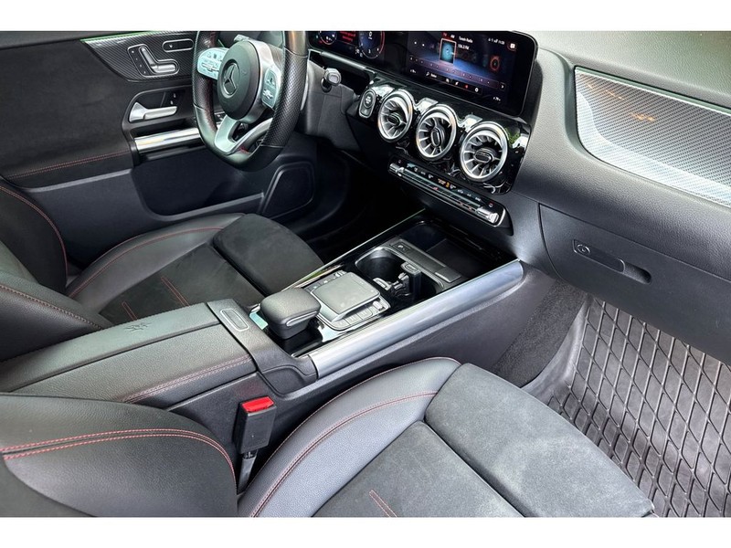 Mercedes-Benz GLA Vehicle Full-screen Gallery Image 18