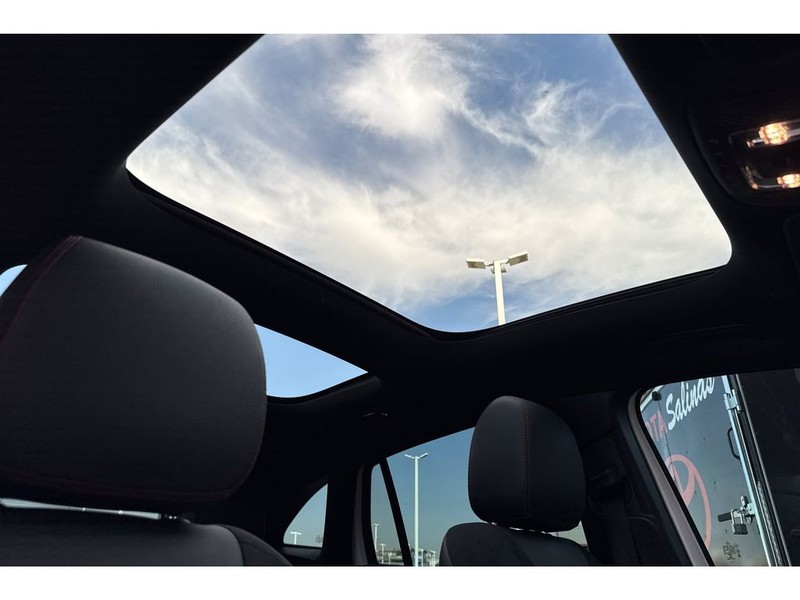 Mercedes-Benz GLA Vehicle Full-screen Gallery Image 19