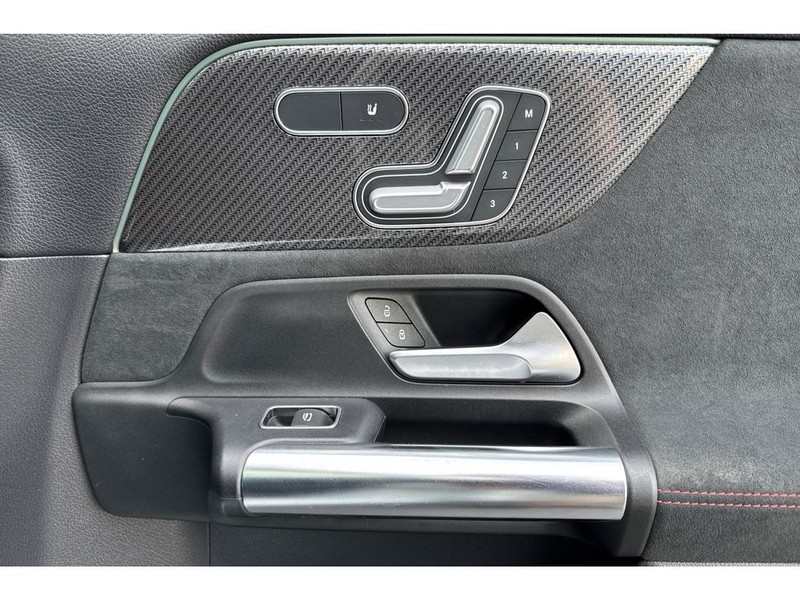 Mercedes-Benz GLA Vehicle Full-screen Gallery Image 20