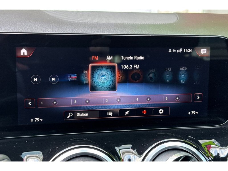 Mercedes-Benz GLA Vehicle Full-screen Gallery Image 21