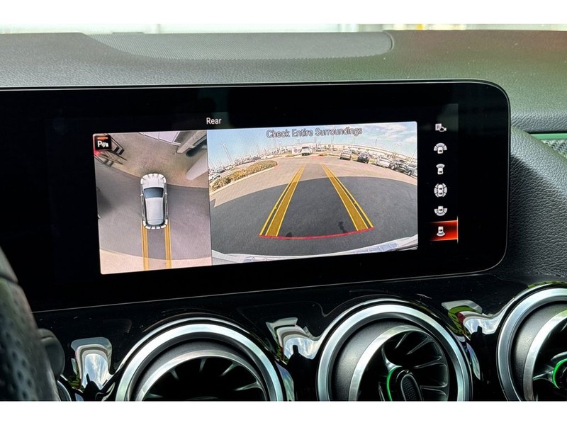 Mercedes-Benz GLA Vehicle Full-screen Gallery Image 22