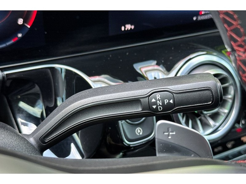 Mercedes-Benz GLA Vehicle Full-screen Gallery Image 24