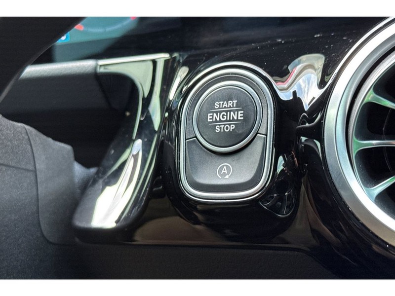 Mercedes-Benz GLA Vehicle Full-screen Gallery Image 25