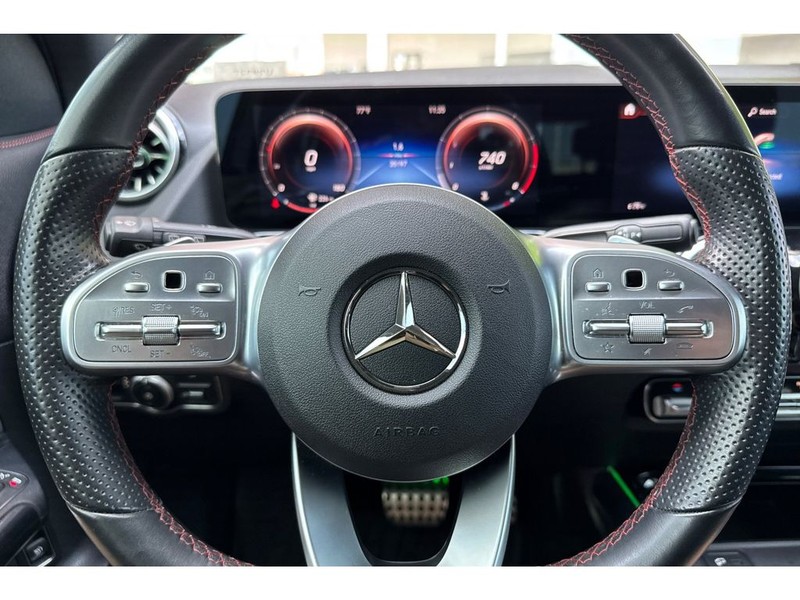 Mercedes-Benz GLA Vehicle Full-screen Gallery Image 26