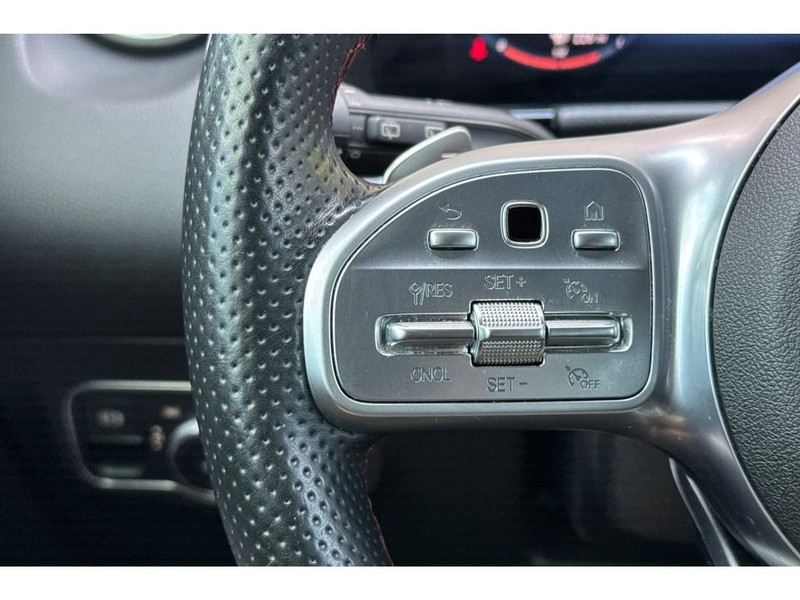 Mercedes-Benz GLA Vehicle Full-screen Gallery Image 27